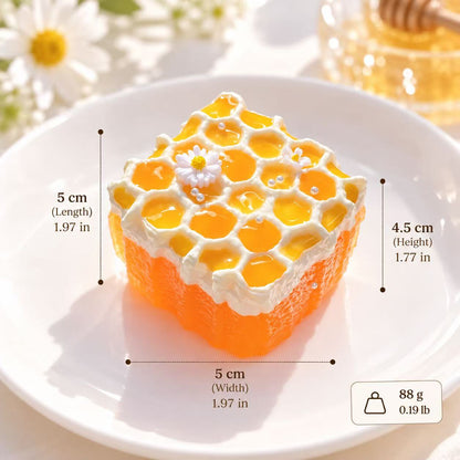 Honeycomb cake Taba Squishy size guide showing 5 cm length, 5 cm width, 4.5 cm height, and 88 g weight.